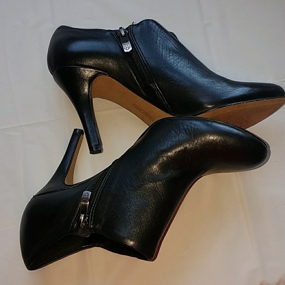 Vince Camuto Vo-Monica sz 8 Black booties - Picture 3 of 7